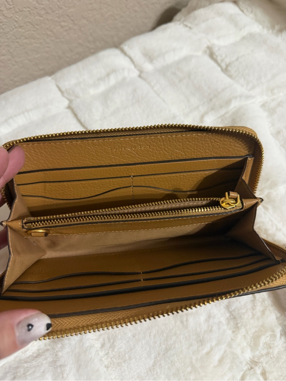Tory Burch Thea Zip-Around Continental Wallet in Tan Pebbled Leather - Picture 5 of 6